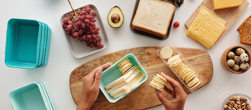 mulher organiza merenda com alimentos saudáveis e variados