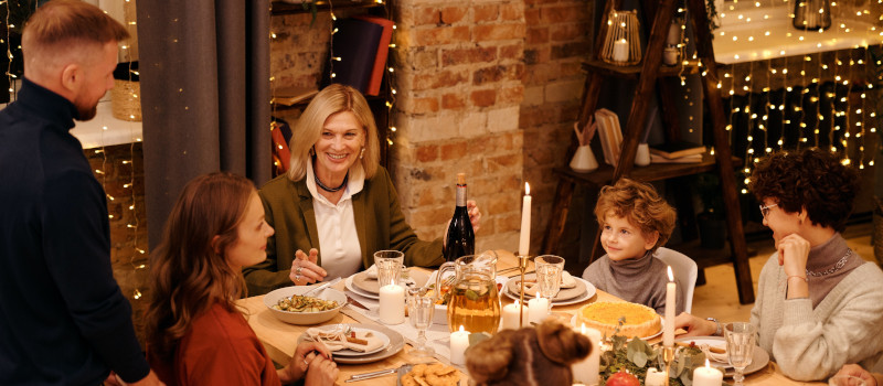 Família reunida à mesa depois de organizar a ceia de Natal.